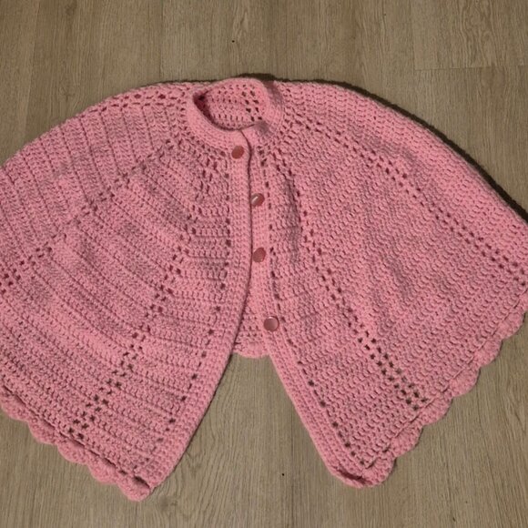 Girl's Cape, Hand-Knitted / Crocheted, w Buttons Vintage Excellent Pink One Size - Picture 2 of 4